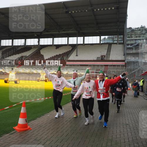 07.12.2025 - St. Pauli X-Mass-Run No. 15 Fabian Wolf http://msf.ph/oto/9417263 07.12.2025 11:16:17 Ziel 1800, 1802, 1821, 1825, 2195, 2464, 3241, 3256, 3326 meine-sportfotos.de