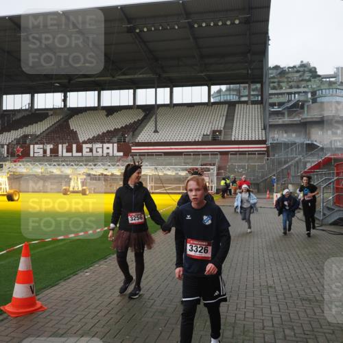07.12.2025 - St. Pauli X-Mass-Run No. 15 Fabian Wolf http://msf.ph/oto/9417278 07.12.2025 11:16:21 Ziel 1800, 1802, 1821, 1825, 3241, 3256, 3326 meine-sportfotos.de