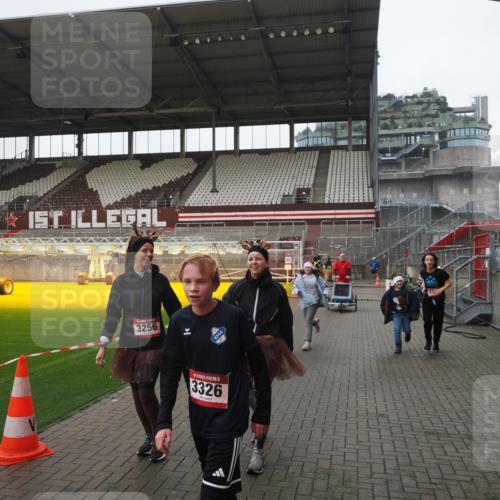 07.12.2025 - St. Pauli X-Mass-Run No. 15 Fabian Wolf http://msf.ph/oto/9417281 07.12.2025 11:16:22 Ziel 1800, 1802, 1821, 1825, 3241, 3256, 3326 meine-sportfotos.de
