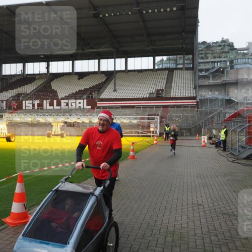 07.12.2025 - St. Pauli X-Mass-Run No. 15 Fabian Wolf http://msf.ph/oto/9417304 07.12.2025 11:16:30 Ziel 1017, 1350 meine-sportfotos.de