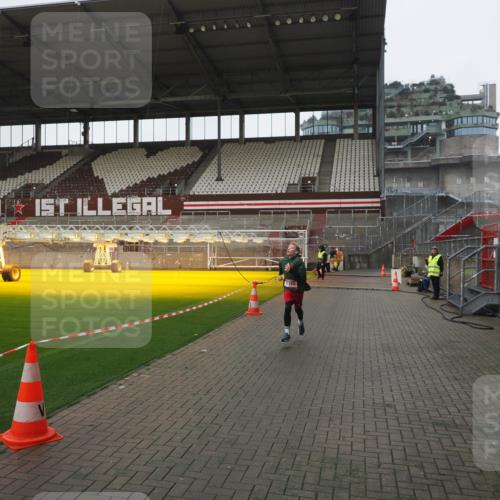 07.12.2025 - St. Pauli X-Mass-Run No. 15 Fabian Wolf http://msf.ph/oto/9417307 07.12.2025 11:16:31 Ziel 1017, 1350 meine-sportfotos.de