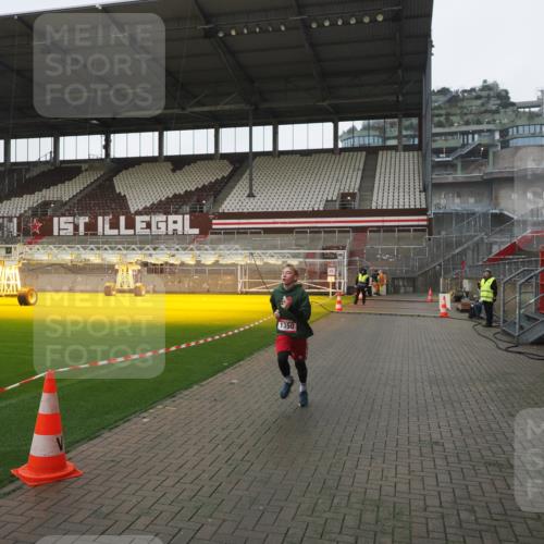 07.12.2025 - St. Pauli X-Mass-Run No. 15 Fabian Wolf http://msf.ph/oto/9417310 07.12.2025 11:16:32 Ziel 1017, 1350 meine-sportfotos.de