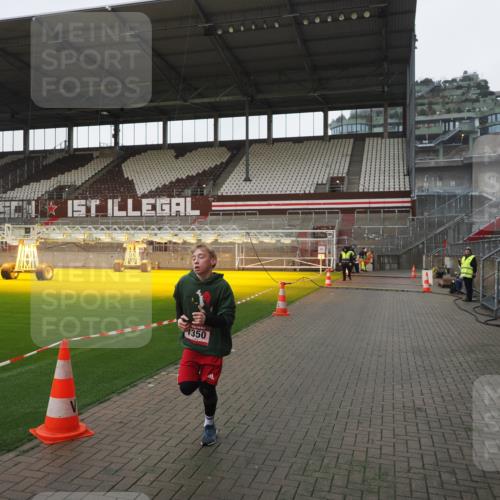 07.12.2025 - St. Pauli X-Mass-Run No. 15 Fabian Wolf http://msf.ph/oto/9417313 07.12.2025 11:16:33 Ziel 1017, 1350 meine-sportfotos.de