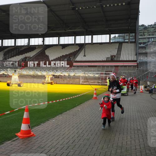 07.12.2025 - St. Pauli X-Mass-Run No. 15 Fabian Wolf http://msf.ph/oto/9417342 07.12.2025 11:17:18 Ziel 1122, 1125, 1127, 1130, 1340, 1529, 1531, 1686, 2766, 2846, 2849 meine-sportfotos.de