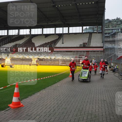 07.12.2025 - St. Pauli X-Mass-Run No. 15 Fabian Wolf http://msf.ph/oto/9417351 07.12.2025 11:17:20 Ziel 551, 1122, 1125, 1127, 1130, 1340, 1529, 1531, 1686, 2477, 2766, 2846, 2849 meine-sportfotos.de