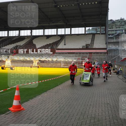 07.12.2025 - St. Pauli X-Mass-Run No. 15 Fabian Wolf http://msf.ph/oto/9417352 07.12.2025 11:17:20 Ziel 551, 1122, 1125, 1127, 1130, 1340, 1529, 1531, 1686, 2477, 2766, 2846, 2849 meine-sportfotos.de