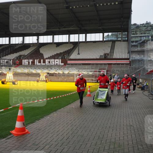 07.12.2025 - St. Pauli X-Mass-Run No. 15 Fabian Wolf http://msf.ph/oto/9417354 07.12.2025 11:17:21 Ziel 551, 1122, 1125, 1127, 1130, 1340, 1529, 1531, 1686, 2477, 2766, 2846, 2849 meine-sportfotos.de