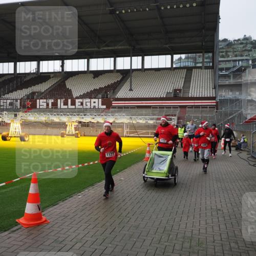07.12.2025 - St. Pauli X-Mass-Run No. 15 Fabian Wolf http://msf.ph/oto/9417357 07.12.2025 11:17:21 Ziel 551, 1122, 1125, 1127, 1130, 1340, 1529, 1531, 1686, 2477, 2766, 2846, 2849 meine-sportfotos.de