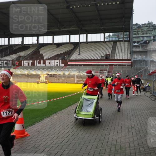 07.12.2025 - St. Pauli X-Mass-Run No. 15 Fabian Wolf http://msf.ph/oto/9417361 07.12.2025 11:17:22 Ziel 551, 1122, 1125, 1127, 1130, 1340, 1529, 1531, 1686, 2477, 2766, 2846, 2849 meine-sportfotos.de