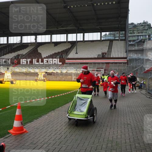 07.12.2025 - St. Pauli X-Mass-Run No. 15 Fabian Wolf http://msf.ph/oto/9417362 07.12.2025 11:17:22 Ziel 551, 1122, 1125, 1127, 1130, 1340, 1529, 1531, 1686, 2477, 2766, 2846, 2849 meine-sportfotos.de