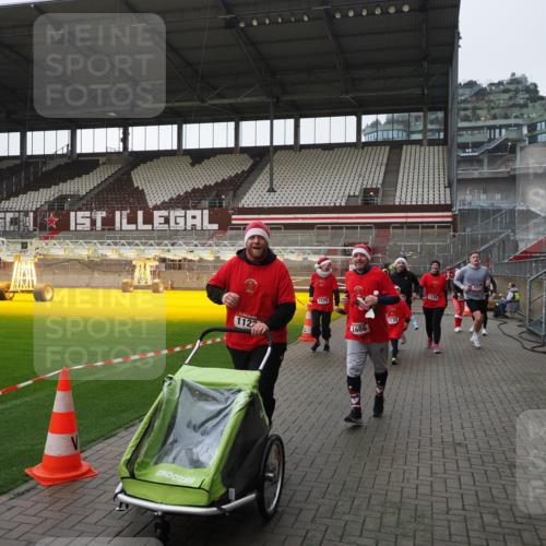 07.12.2025 - St. Pauli X-Mass-Run No. 15 Fabian Wolf http://msf.ph/oto/9417366 07.12.2025 11:17:23 Ziel 551, 1122, 1125, 1127, 1130, 1340, 1529, 1531, 1686, 2477, 2766, 2846, 2849 meine-sportfotos.de