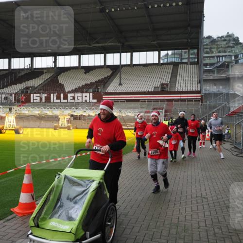 07.12.2025 - St. Pauli X-Mass-Run No. 15 Fabian Wolf http://msf.ph/oto/9417367 07.12.2025 11:17:23 Ziel 551, 1122, 1125, 1127, 1130, 1340, 1529, 1531, 1686, 2477, 2766, 2846, 2849 meine-sportfotos.de