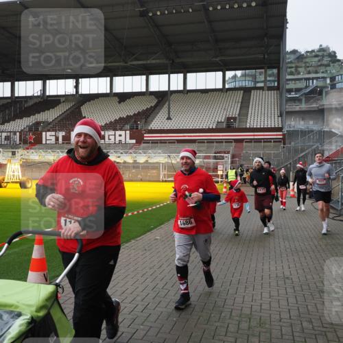 07.12.2025 - St. Pauli X-Mass-Run No. 15 Fabian Wolf http://msf.ph/oto/9417370 07.12.2025 11:17:24 Ziel 551, 1122, 1125, 1127, 1130, 1340, 1529, 1531, 1686, 2477, 2766, 2846, 2849 meine-sportfotos.de