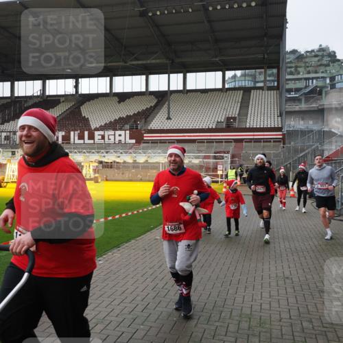 07.12.2025 - St. Pauli X-Mass-Run No. 15 Fabian Wolf http://msf.ph/oto/9417371 07.12.2025 11:17:24 Ziel 551, 1122, 1125, 1127, 1130, 1340, 1529, 1531, 1686, 2477, 2766, 2846, 2849 meine-sportfotos.de
