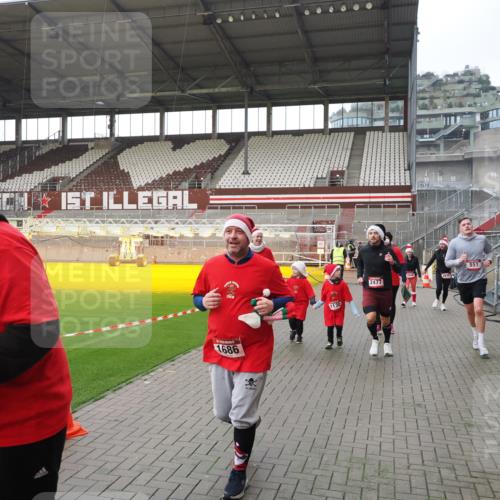 07.12.2025 - St. Pauli X-Mass-Run No. 15 Fabian Wolf http://msf.ph/oto/9417372 07.12.2025 11:17:24 Ziel 551, 1122, 1125, 1127, 1130, 1340, 1529, 1531, 1686, 2477, 2766, 2846, 2849 meine-sportfotos.de