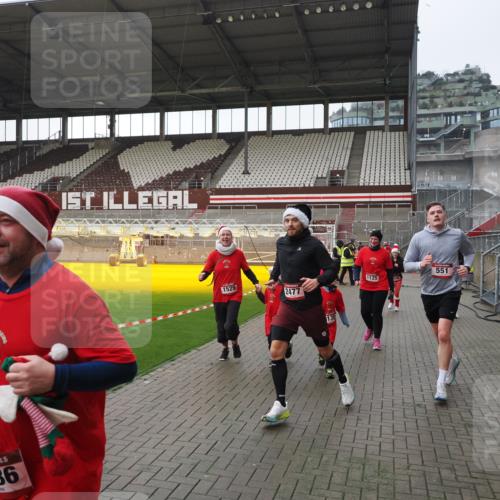 07.12.2025 - St. Pauli X-Mass-Run No. 15 Fabian Wolf http://msf.ph/oto/9417376 07.12.2025 11:17:25 Ziel 551, 1122, 1125, 1127, 1130, 1340, 1529, 1531, 1686, 2477, 2766, 2846, 2849 meine-sportfotos.de