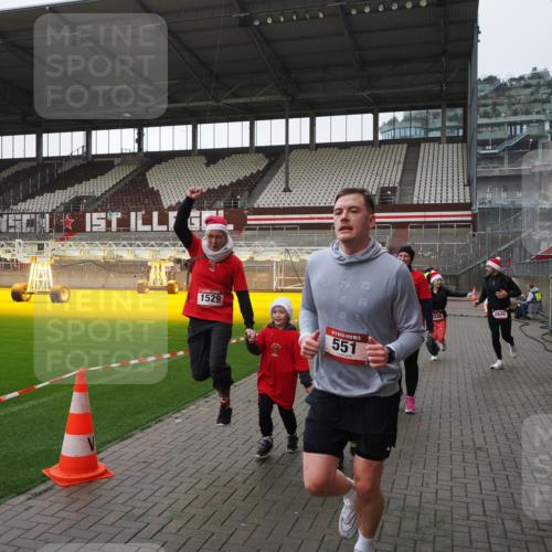 07.12.2025 - St. Pauli X-Mass-Run No. 15 Fabian Wolf http://msf.ph/oto/9417381 07.12.2025 11:17:26 Ziel 551, 1122, 1125, 1127, 1130, 1340, 1529, 1531, 1686, 2477, 2766, 2846, 2849 meine-sportfotos.de
