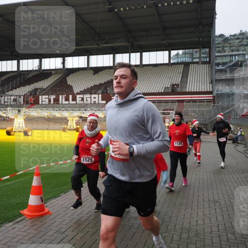 07.12.2025 - St. Pauli X-Mass-Run No. 15 Fabian Wolf http://msf.ph/oto/9417382 07.12.2025 11:17:26 Ziel 551, 1122, 1125, 1127, 1130, 1340, 1529, 1531, 1686, 2477, 2766, 2846, 2849 meine-sportfotos.de