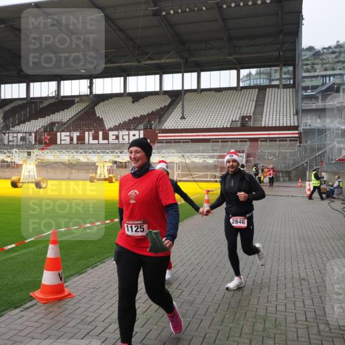 07.12.2025 - St. Pauli X-Mass-Run No. 15 Fabian Wolf http://msf.ph/oto/9417392 07.12.2025 11:17:28 Ziel 551, 1122, 1125, 1127, 1130, 1340, 1529, 1531, 1686, 2477, 2766, 2846, 2849 meine-sportfotos.de