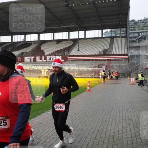 07.12.2025 - St. Pauli X-Mass-Run No. 15 Fabian Wolf http://msf.ph/oto/9417396 07.12.2025 11:17:29 Ziel 551, 845, 1122, 1125, 1127, 1130, 1340, 1529, 1531, 1686, 2477, 2766, 2846, 2849 meine-sportfotos.de