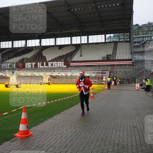 07.12.2025 - St. Pauli X-Mass-Run No. 15 Fabian Wolf http://msf.ph/oto/9417400 07.12.2025 11:17:38 Ziel 551, 845, 2477, 2846, 2849 meine-sportfotos.de