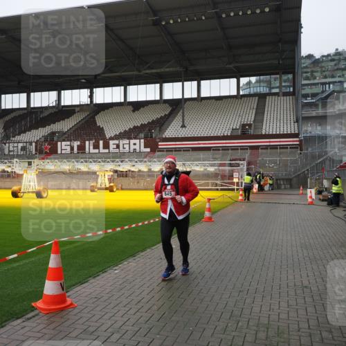 07.12.2025 - St. Pauli X-Mass-Run No. 15 Fabian Wolf http://msf.ph/oto/9417403 07.12.2025 11:17:39 Ziel 551, 845, 2477 meine-sportfotos.de