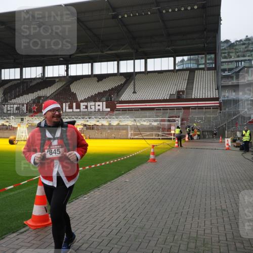 07.12.2025 - St. Pauli X-Mass-Run No. 15 Fabian Wolf http://msf.ph/oto/9417409 07.12.2025 11:17:40 Ziel 845, 2477 meine-sportfotos.de