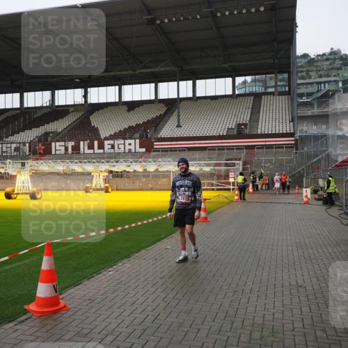 07.12.2025 - St. Pauli X-Mass-Run No. 15 Fabian Wolf http://msf.ph/oto/9417422 07.12.2025 11:17:58 Ziel 2915, 4627 meine-sportfotos.de