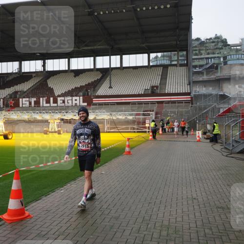 07.12.2025 - St. Pauli X-Mass-Run No. 15 Fabian Wolf http://msf.ph/oto/9417425 07.12.2025 11:17:59 Ziel 2915, 3221, 4627 meine-sportfotos.de
