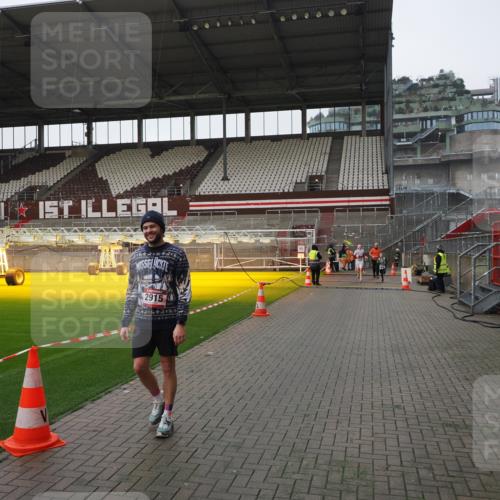 07.12.2025 - St. Pauli X-Mass-Run No. 15 Fabian Wolf http://msf.ph/oto/9417426 07.12.2025 11:18:00 Ziel 2915, 3221, 3327, 4627 meine-sportfotos.de