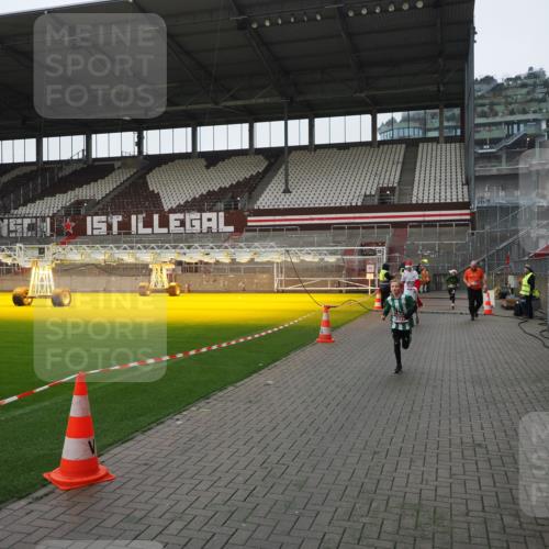 07.12.2025 - St. Pauli X-Mass-Run No. 15 Fabian Wolf http://msf.ph/oto/9417430 07.12.2025 11:18:04 Ziel 1325, 1348, 3221, 3327, 4627 meine-sportfotos.de