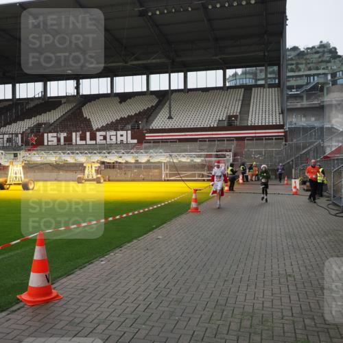 07.12.2025 - St. Pauli X-Mass-Run No. 15 Fabian Wolf http://msf.ph/oto/9417438 07.12.2025 11:18:06 Ziel 1325, 1348, 3221, 3327 meine-sportfotos.de