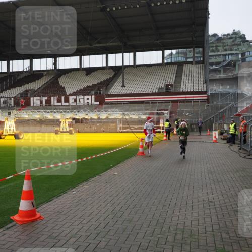 07.12.2025 - St. Pauli X-Mass-Run No. 15 Fabian Wolf http://msf.ph/oto/9417442 07.12.2025 11:18:07 Ziel 1325, 1348, 3221, 3327 meine-sportfotos.de