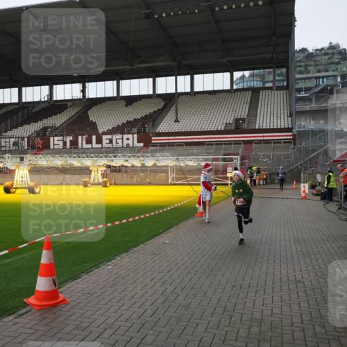 07.12.2025 - St. Pauli X-Mass-Run No. 15 Fabian Wolf http://msf.ph/oto/9417443 07.12.2025 11:18:08 Ziel 1325, 1348, 3221, 3327 meine-sportfotos.de