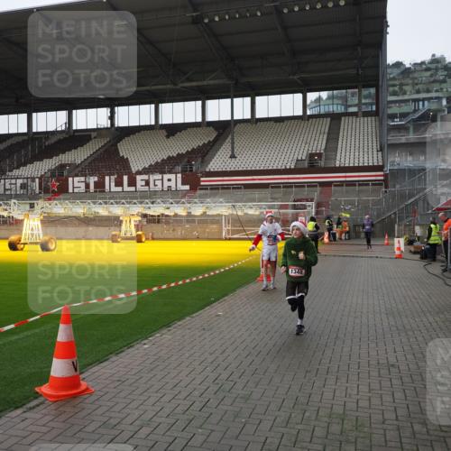 07.12.2025 - St. Pauli X-Mass-Run No. 15 Fabian Wolf http://msf.ph/oto/9417445 07.12.2025 11:18:09 Ziel 1325, 1348, 3201, 3221, 3327 meine-sportfotos.de