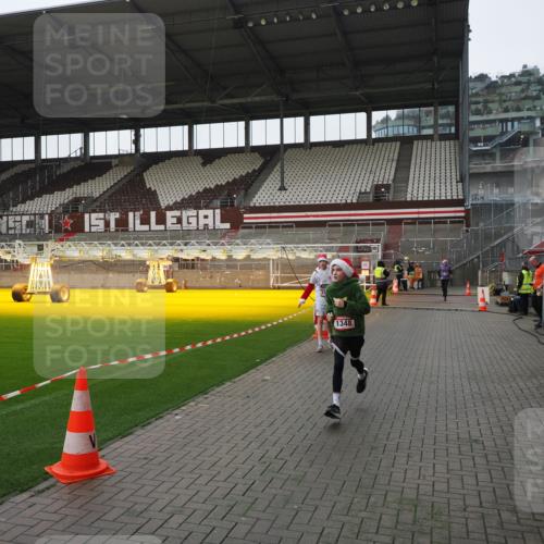 07.12.2025 - St. Pauli X-Mass-Run No. 15 Fabian Wolf http://msf.ph/oto/9417446 07.12.2025 11:18:09 Ziel 1325, 1348, 3201, 3221, 3327 meine-sportfotos.de
