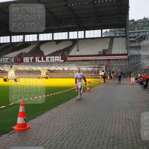 07.12.2025 - St. Pauli X-Mass-Run No. 15 Fabian Wolf http://msf.ph/oto/9417451 07.12.2025 11:18:11 Ziel 1325, 1348, 3201, 3221, 3327 meine-sportfotos.de