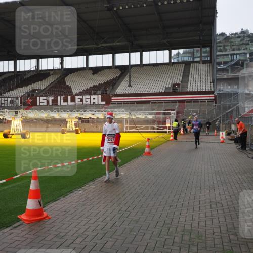 07.12.2025 - St. Pauli X-Mass-Run No. 15 Fabian Wolf http://msf.ph/oto/9417456 07.12.2025 11:18:12 Ziel 1325, 1348, 3201, 3221, 3327 meine-sportfotos.de