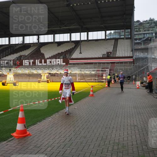 07.12.2025 - St. Pauli X-Mass-Run No. 15 Fabian Wolf http://msf.ph/oto/9417457 07.12.2025 11:18:12 Ziel 1325, 1348, 3201, 3221, 3327 meine-sportfotos.de