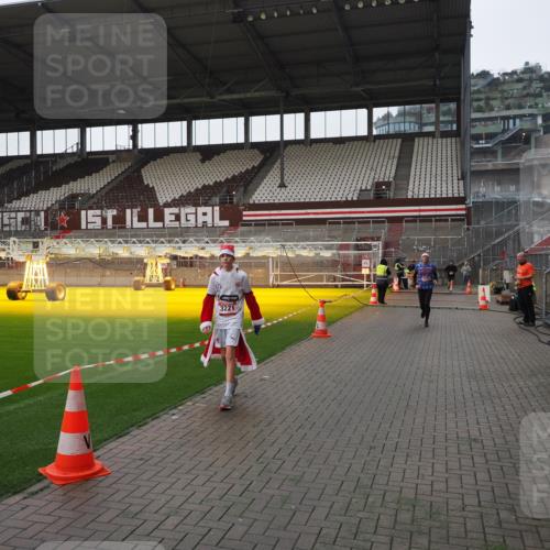 07.12.2025 - St. Pauli X-Mass-Run No. 15 Fabian Wolf http://msf.ph/oto/9417458 07.12.2025 11:18:13 Ziel 1325, 1348, 3201, 3221, 3327 meine-sportfotos.de