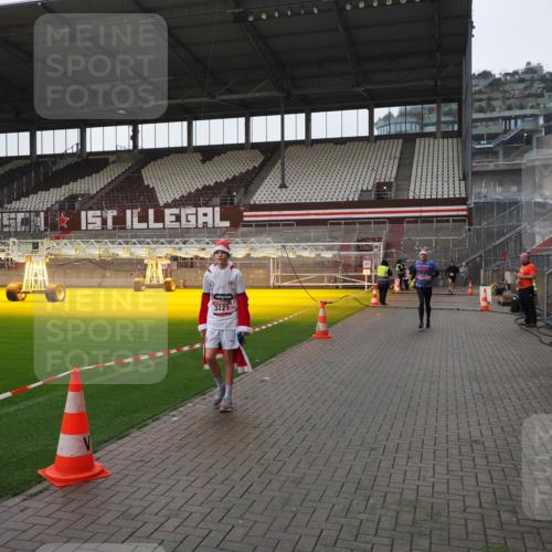 07.12.2025 - St. Pauli X-Mass-Run No. 15 Fabian Wolf http://msf.ph/oto/9417459 07.12.2025 11:18:13 Ziel 1325, 1348, 3201, 3221, 3327 meine-sportfotos.de