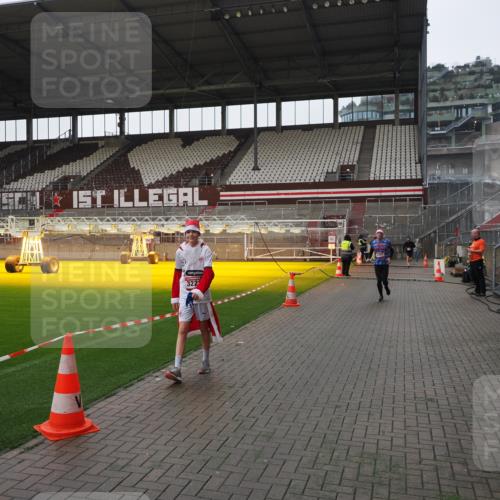 07.12.2025 - St. Pauli X-Mass-Run No. 15 Fabian Wolf http://msf.ph/oto/9417460 07.12.2025 11:18:13 Ziel 1325, 1348, 3201, 3221, 3327 meine-sportfotos.de