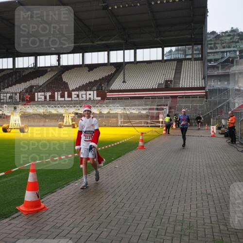 07.12.2025 - St. Pauli X-Mass-Run No. 15 Fabian Wolf http://msf.ph/oto/9417461 07.12.2025 11:18:13 Ziel 1325, 1348, 3201, 3221, 3327 meine-sportfotos.de
