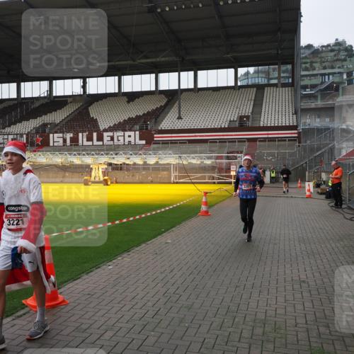 07.12.2025 - St. Pauli X-Mass-Run No. 15 Fabian Wolf http://msf.ph/oto/9417464 07.12.2025 11:18:15 Ziel 1325, 1348, 3201, 3221, 3304, 3327 meine-sportfotos.de