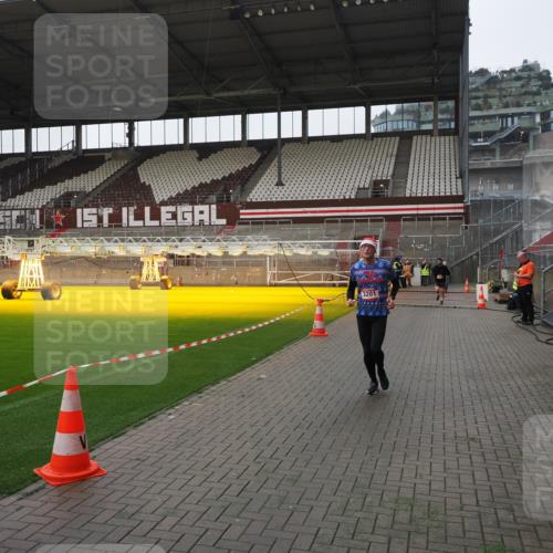 07.12.2025 - St. Pauli X-Mass-Run No. 15 Fabian Wolf http://msf.ph/oto/9417466 07.12.2025 11:18:15 Ziel 1325, 1348, 3201, 3221, 3304, 3327 meine-sportfotos.de