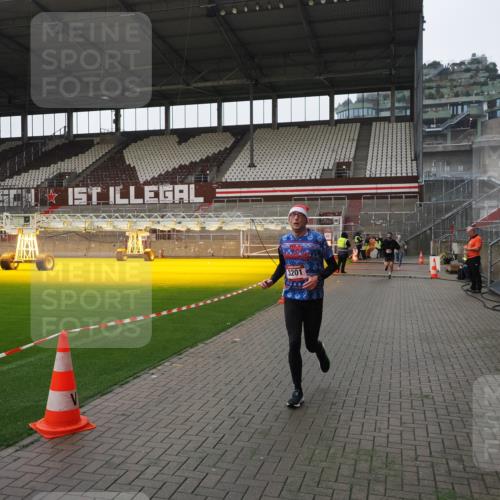 07.12.2025 - St. Pauli X-Mass-Run No. 15 Fabian Wolf http://msf.ph/oto/9417469 07.12.2025 11:18:16 Ziel 1325, 1348, 2045, 3201, 3221, 3304, 3327 meine-sportfotos.de