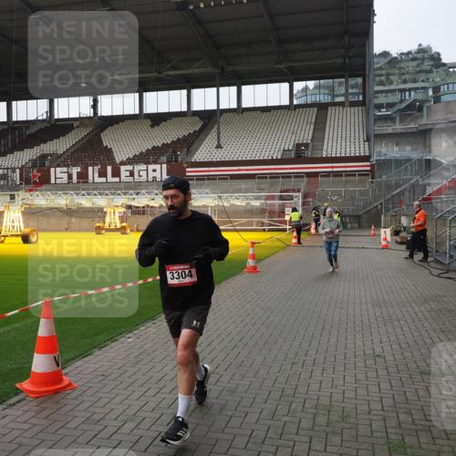 07.12.2025 - St. Pauli X-Mass-Run No. 15 Fabian Wolf http://msf.ph/oto/9417480 07.12.2025 11:18:20 Ziel 1325, 1348, 2045, 3201, 3304, 3327 meine-sportfotos.de