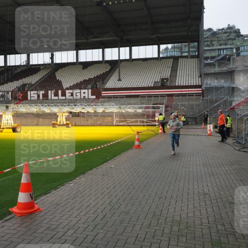 07.12.2025 - St. Pauli X-Mass-Run No. 15 Fabian Wolf http://msf.ph/oto/9417483 07.12.2025 11:18:21 Ziel 1325, 1348, 2045, 3201, 3304 meine-sportfotos.de