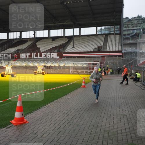 07.12.2025 - St. Pauli X-Mass-Run No. 15 Fabian Wolf http://msf.ph/oto/9417486 07.12.2025 11:18:22 Ziel 1348, 2045, 3201, 3304 meine-sportfotos.de
