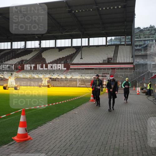 07.12.2025 - St. Pauli X-Mass-Run No. 15 Fabian Wolf http://msf.ph/oto/9417501 07.12.2025 11:18:32 Ziel 2045, 2918, 3138, 3158, 3304, 3634, 3636 meine-sportfotos.de